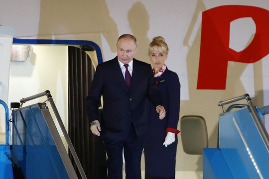 Hình ảnh Tổng thống Nga Putin đến sân bay Nội Bài trong đêm