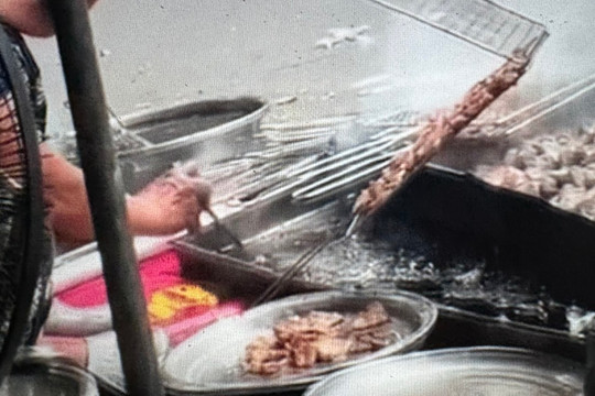Chủ quán bún chả rửa thịt bằng “nước than đen” bị xử phạt 3,5 triệu đồng