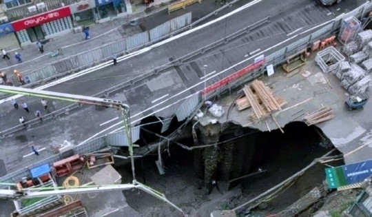 Kinh hoàng hiện trường ga tàu điện ngầm sập tạo hố tử thần giữa lòng thành phố