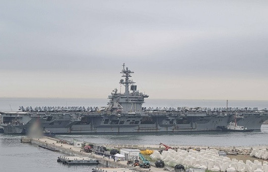 Sức mạnh tàu sân bay Mỹ lần đầu cập cảng Busan của Hàn Quốc