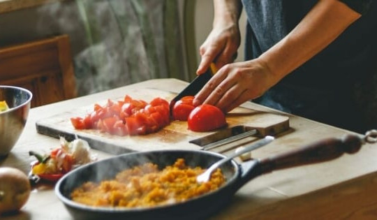 Ăn cà chua sống hay chín tốt cho sức khoẻ hơn?