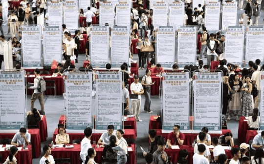 Khủng hoảng việc làm tại Trung Quốc: Chỉ 48% sinh viên mới tốt nghiệp có việc làm, các công ty ồ ạt cắt giảm tuyển dụng
