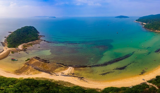 Phát hiện hòn đảo là ‘viên ngọc ẩn’ hiếm hoi có thể đi bộ giữa biển cách Hà Nội 200km