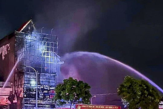Cháy nhà 4 tầng làm cửa hàng ở Nam Định, 4 người kịp thoát thân
