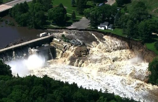 Đập nước 114 tuổi có nguy cơ vỡ do mưa lũ kỷ lục, người dân yêu cầu được sơ tán khẩn cấp