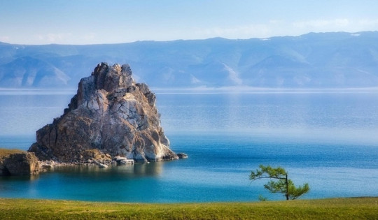 Hồ nước ngọt sâu trong vùng núi có thể chứa 22% nguồn cung cấp nước ngọt của toàn hành tinh