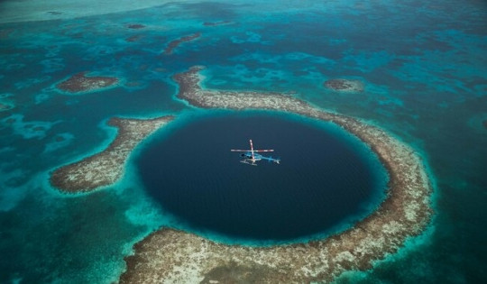 Hố sụt ngầm khổng lồ sâu 124m được ví ‘con mắt xanh’ giữa lòng đại dương