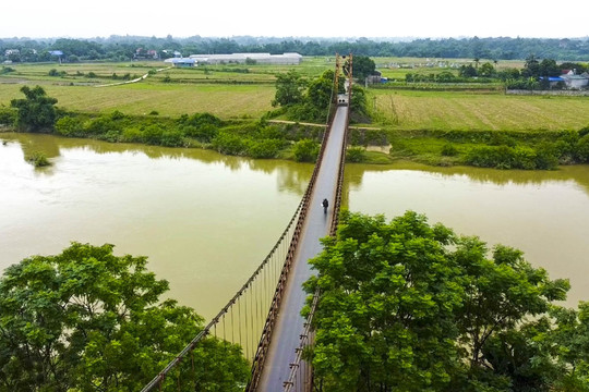 Cầu treo ở Thái Nguyên đến hạn tháo dỡ nhưng vẫn 'án binh bất động'