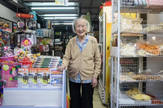 Cụ bà 102 tuổi ‘gây sốt’ TikTok vì độc chiêu kinh doanh lạ đời, sức khỏe cực hiếm có