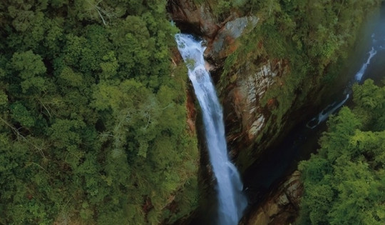 Thác nước nằm giữa hai thôn đổ xuống từ vách núi dựng đứng, đẹp tựa tiên cảnh giữa núi rừng Lào Cai