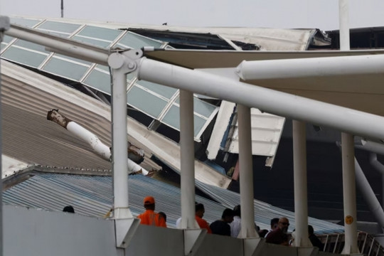 Sập mái che tại sân bay khiến nhiều người thương vong, 'cơn lốc hạ tầng' của ông Modi bị hoài nghi