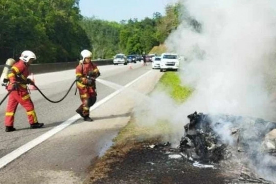 Siêu xe Lamborghini bất ngờ bốc cháy dữ dội trên cao tốc Malaysia, tài xế thiệt mạng