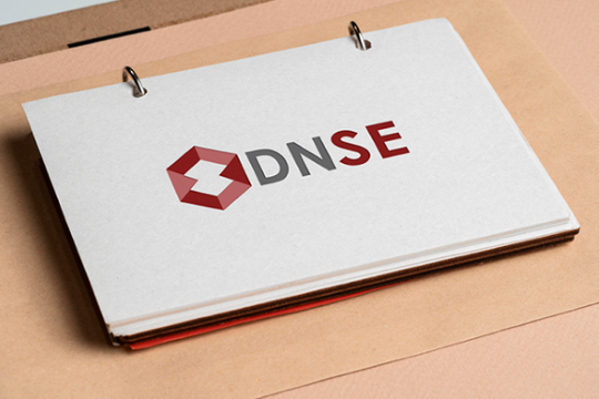 Cổ phiếu DSE của chứng khoán DNSE 'chạm sàn' ngay trong phiên chào HoSE