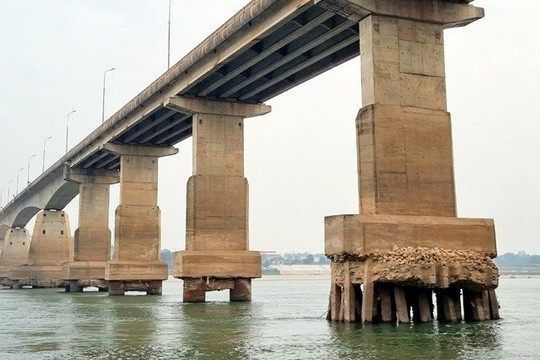 Sạt lở ăn sâu vào cột trụ cây cầu nối Hà Nội với Phú Thọ