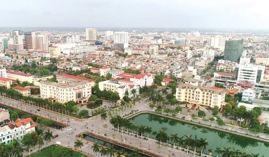 Thành phố trực thuộc tỉnh duy nhất Việt Nam có 3 mặt giáp sông, 1 mặt giáp biển vừa đón nhận Huân chương Độc lập hạng Nhì