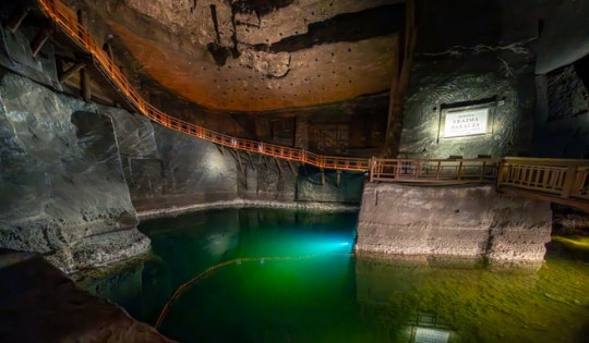 Mỏ muối 700 năm ẩn mình dưới lòng đất chứa đến 3.000 hang động lớn nhỏ cùng hệ thống hồ ngầm