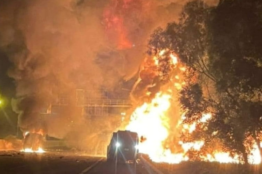 Xe bồn chở xăng bốc cháy dữ dội trên cao tốc Hà Nội - Hải Phòng sau tai nạn