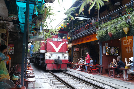 Vì sao cà phê đường tàu tại phường Hàng Bông vẫn còn đất diễn?