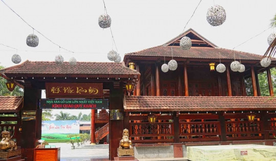 Choáng ngợp ngôi nhà sàn lớn nhất Việt Nam ở miền núi Tây Bắc được làm từ 500 khối gỗ lim