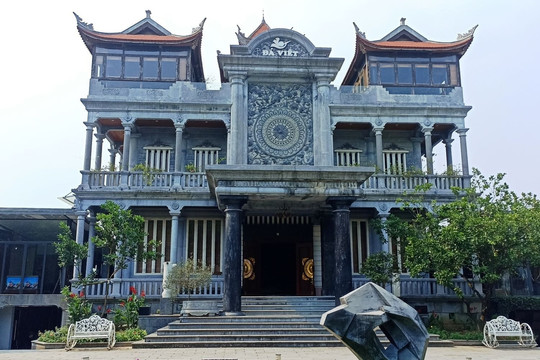 Độc đáo 'cung điện' ở Ninh Bình làm từ nghìn m3 đá xanh, xây 14 năm mới xong