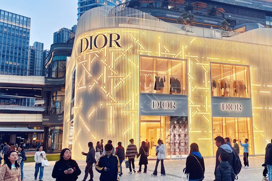 Dior mua túi 1,4 triệu bán gần 71 triệu đồng: Bóc trần mánh khóe bóc lột sức lao động?