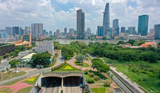 Công viên nằm trên nóc hầm vượt sông duy nhất Việt Nam, view nhìn ra tòa nhà chọc trời cao nhất TP. HCM
