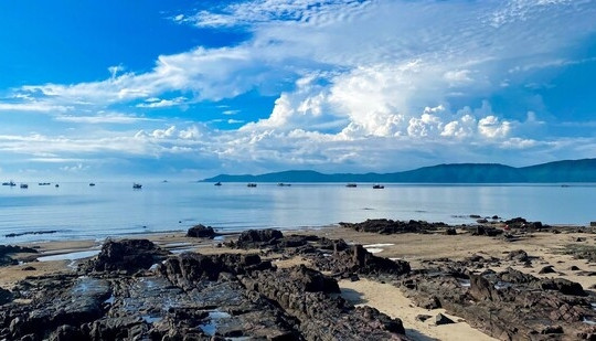 Bãi biển dài nhất Việt Nam được ví như 'cô thiếu nữ thôn quê', nằm gần với đường biên giới Việt - Trung