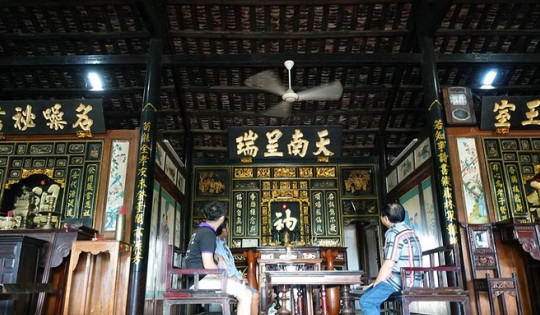 Ngôi nhà trăm tuổi ở Việt Nam được làm bằng nhiều loại gỗ quý, trong nhà chứa toàn cổ vật quý hiếm