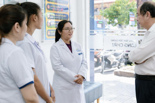 Nữ bác sĩ cấp cứu sốc phản vệ cho bệnh nhân ngay tại nhà thuốc