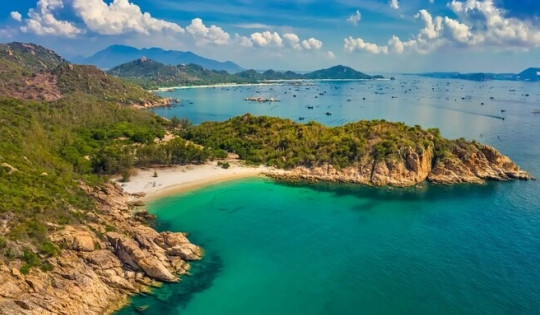 Hòn đảo hoang sơ được mệnh danh 'Maldives của Việt Nam' nằm ngay tại vịnh biển đẹp nhất thế giới