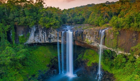 Con thác giữa đại ngàn Việt Nam lọt top đẹp nhất nước, tạo sương mù và cầu vồng quanh năm