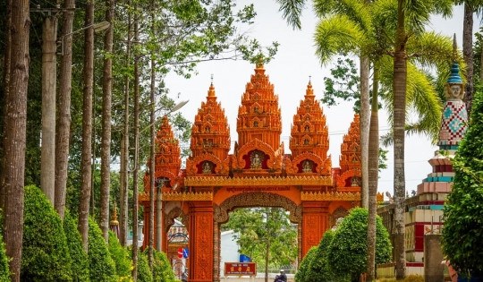 Ngôi chùa hơn 500 tuổi 'độc nhất vô nhị' ở Việt Nam được phủ kín bởi hàng trăm cây gỗ quý