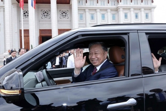 Việt Nam tặng Lào 20 xe điện VinFast, Chủ tịch nước Tô Lâm cầm lái chở lãnh đạo Lào