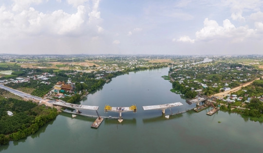 Chuẩn bị hợp long cây cầu chiến lược nối hai tỉnh giàu nhất Việt Nam