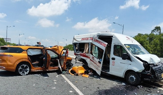 Đi trên cao tốc như 'đường làng': Vô tư đỗ xe ở làn 120km/h để cãi vã