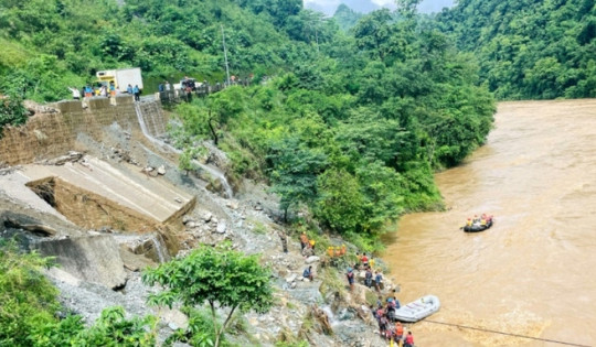 Lở đất nghiêm trọng cuốn trôi 2 xe buýt chở 66 người xuống sông, lực lượng cứu hộ chưa tìm thấy dấu vết