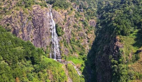 Ngọn thác hoang sơ bắt nguồn từ dãy Hoàng Liên Sơn hùng vĩ chỉ cách TP. Lai Châu 30km, là một trong những thác nước đẹp nhất Tây Bắc