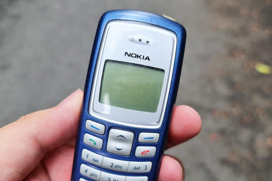 Hết thời oanh liệt, điện thoại 'cục gạch' 2G bị loại khỏi các kệ hàng