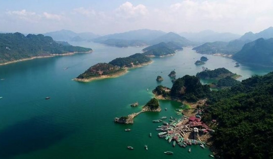 Việt Nam có một ‘vịnh Hạ Long trên cạn’ nằm giữa lòng hồ thuỷ điện, chỉ cách Hà Nội hơn 100km