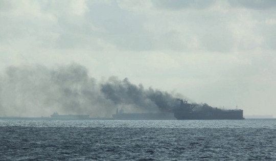 Hai tàu chở dầu bốc cháy sau va chạm gần cảng tiếp nhiên liệu lớn nhất thế giới