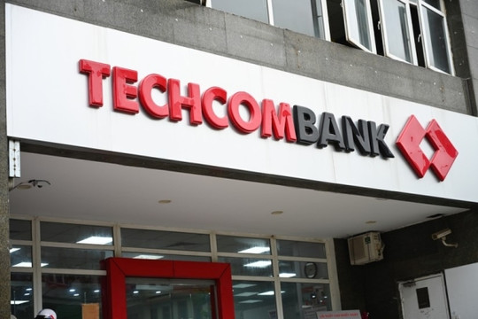 Techcombank (TCB) báo lãi 6 tháng cao kỷ lục, thu nhập nhân viên tăng vọt lên 53 triệu/tháng