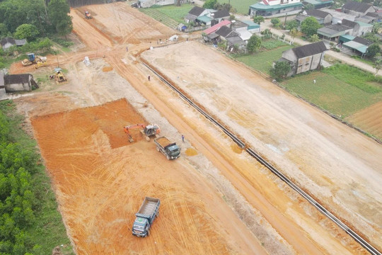 Quảng Bình: Chủ đầu tư xây cao tốc bị cản trở khai thác mỏ cát
