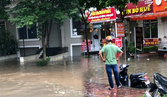 Làng biệt thự triệu đô hóa 'ốc đảo' sau 1 ngày Hà Nội mưa ròng rã