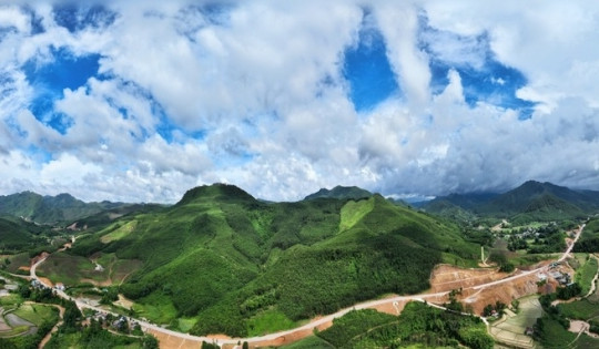 Hoàn thành con đường hùng vĩ xẻ núi xuyên rừng nối Lạng Sơn đến di sản thiên nhiên nổi tiếng nhất Việt Nam