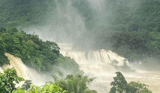 'Thác nước đẹp nhất thế giới' của Việt Nam ngập trong nước lũ, du khách đến nơi phải quay về