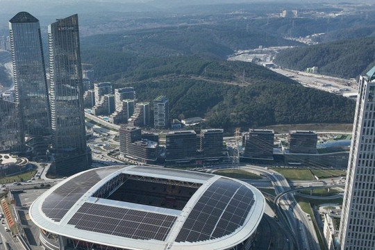Sân vận động lắp đặt hàng nghìn tấm pin mặt trời, đạt kỷ lục Guinness thế giới