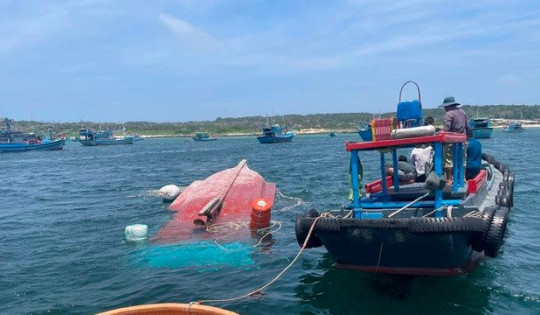 Lốc xoáy đánh lật úp tàu cá dài gần 10m trên vùng biển đảo Phú Quý, 6 ngư dân rơi xuống biển