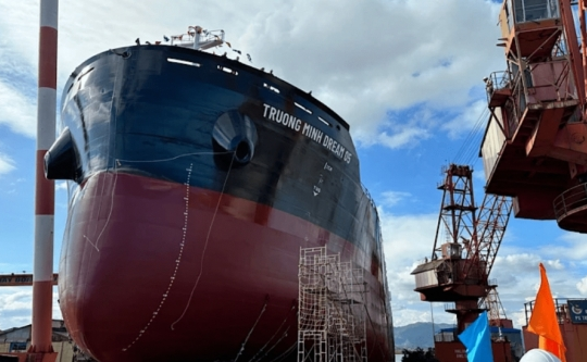 Bước tiến lớn của ngành đóng tàu Quảng Ninh: Hạ thủy thành công tàu trọng tải 45.000 tấn