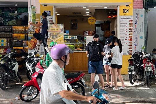 Hàng loạt tiệm bánh mì ở Nha Trang dương tính ‘dư lượng thuốc trừ sâu’ trong rau