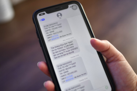 Một ngân hàng ‘nhập cuộc’ tăng phí dịch vụ SMS Banking